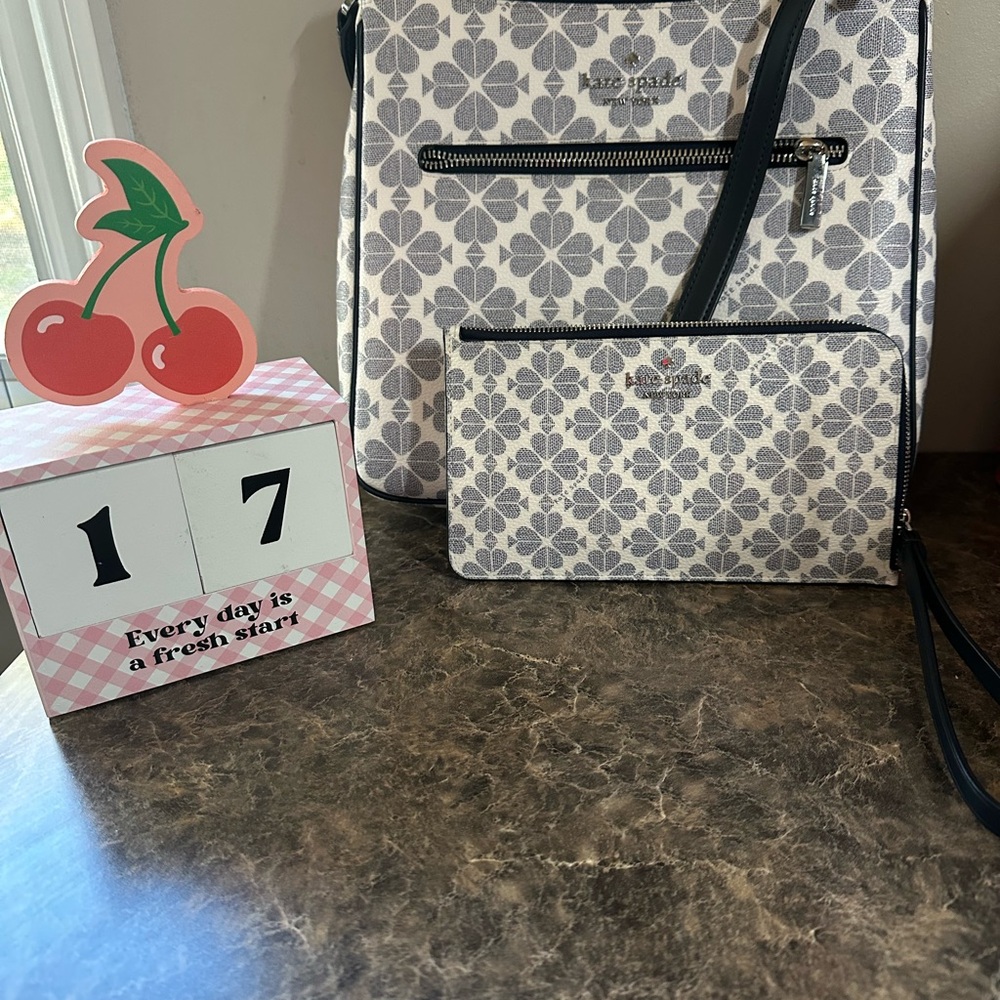 Like new Kate Spade crossbody with matching wristlet